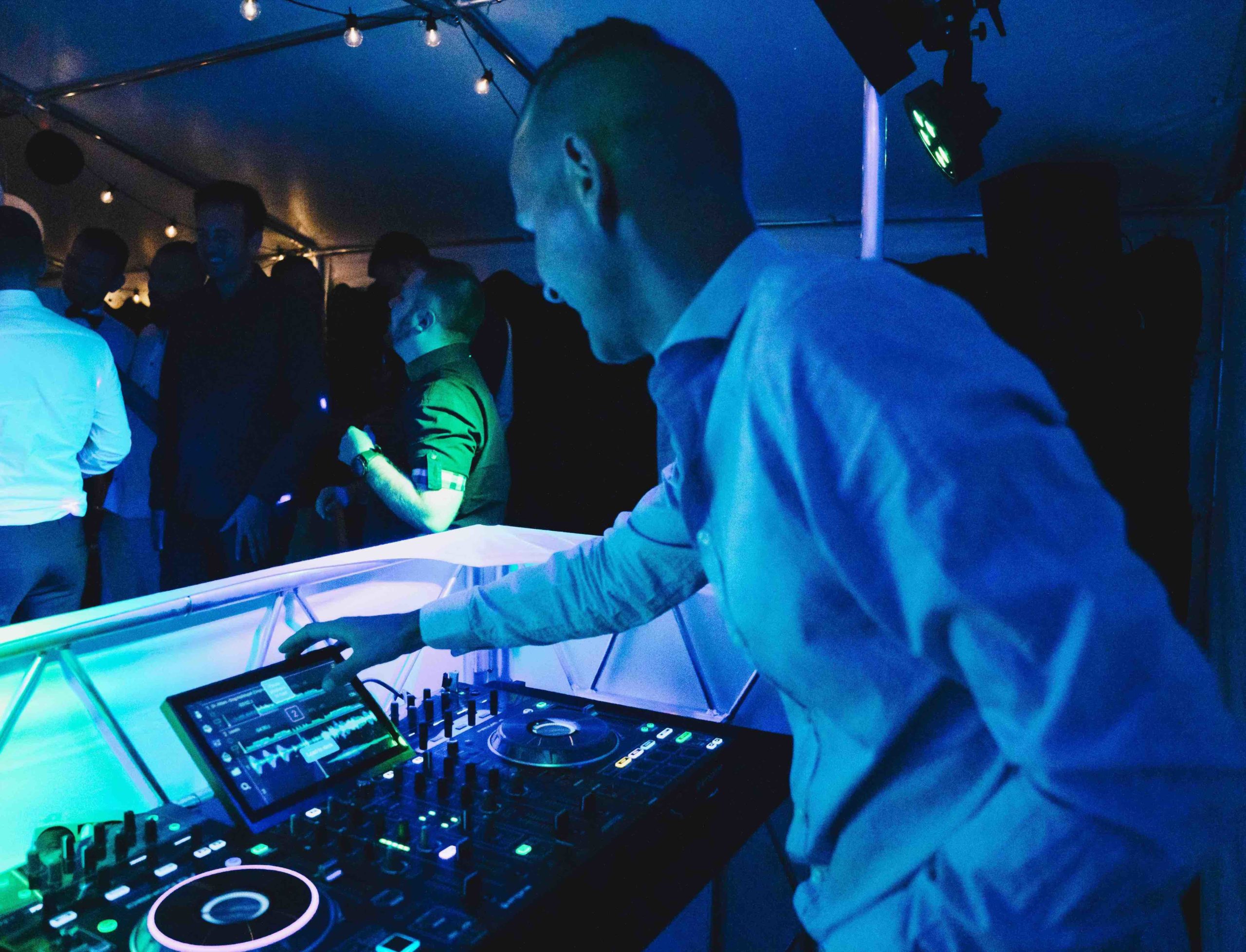 Lej dygtig DJ til Firmafest | DJ med lyd & lys KUN 5.300 kr. alt inklusiv!